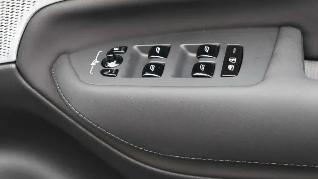 Vehicle Thumbnail 18