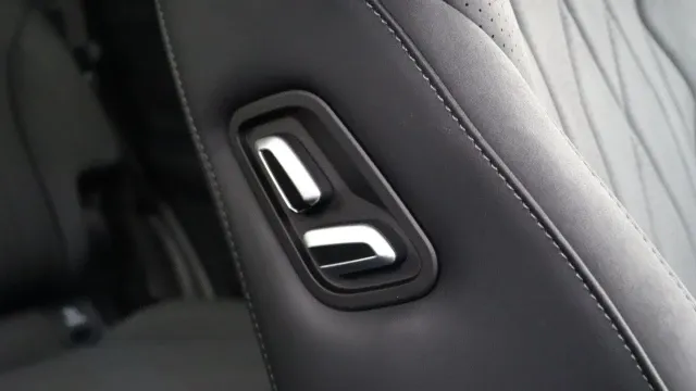 Vehicle Thumbnail 32