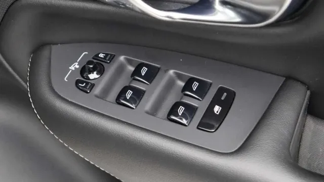 Vehicle Thumbnail 20
