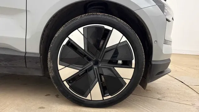 Vehicle Thumbnail 8