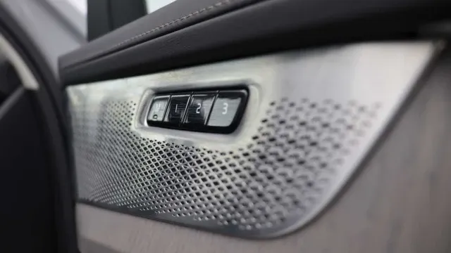 Vehicle Thumbnail 24