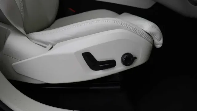 Vehicle Thumbnail 16