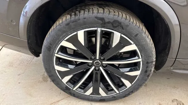 Vehicle Thumbnail 8